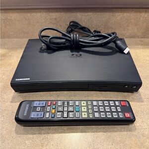 Samsung BD-J5100 DVD & Blu-Ray Player with Remote Control & HDMI Cable - Tested
